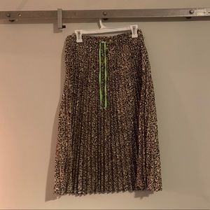 Pleated leopard midi skirt.